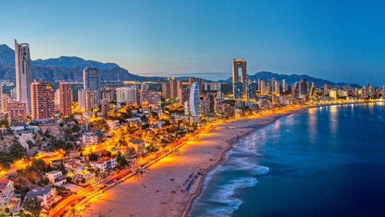Benidorm ha alcanzado un nuevo hito en términos de empleo, registrando 36.036 afiliados a la Seguridad Social