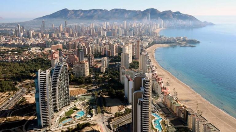 El Ayuntamiento de Benidorm recibe 150.000 euros de la Diputación para apoyar a familias en situación de vulnerabilidad