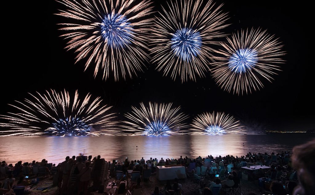 Un Espectacular Castell de l’Olla Ilumina la Noche de Altea Ante 80,000 Personas