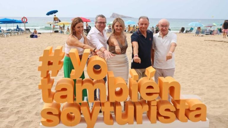 El Alcalde Defiende la «Industria de la Felicidad» en la Presentación de la Campaña #YoTambiénSoyTurista de HOSBEC, Como Respuesta a la Turismofobia
