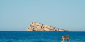 La isla de Benidorm: la leyenda del gigante que dio vida a este lugar mágico
