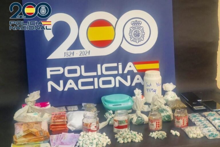 Desarticulación de dos “narcopisos” en Benidorm: Tres detenidos y más de 2 kilos de cocaína incautados