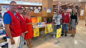 La Red de Bibliotecas de Benidorm entrega material escolar solidario a Cruz Roja