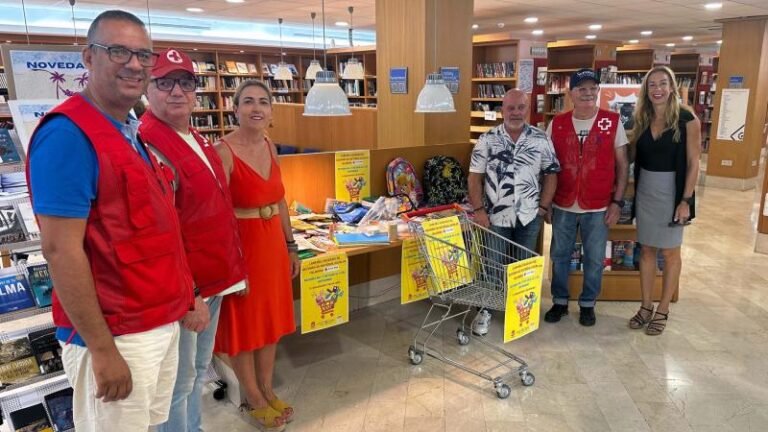 La Red de Bibliotecas de Benidorm entrega material escolar solidario a Cruz Roja