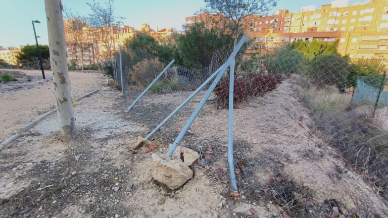El #PSOE reclama mejoras urgentes en los parques caninos de Benidorm