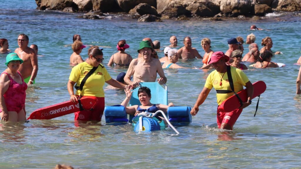 Benidorm mejora las playas accesibles con nuevas sillas anfibias y registra un aumento de usuarios