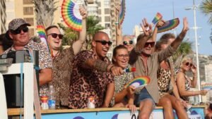 Benidorm Pride: Miles de personas celebran el con un desfile multitudinario por nuestra ciudad y con sus carrozas incluidas