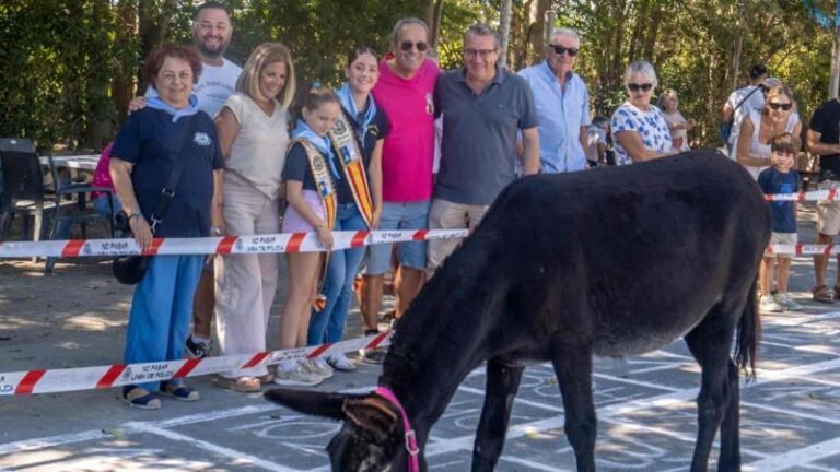 El evento más peculiar y festivo de la Ermita de Sanç en Benidorm ha vuelto a sorprender- La Comissió de Sant Antoni con ‘La cagà de la burra’