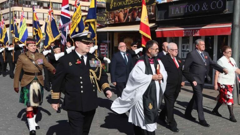 Benidorm acoge el desfile de la Royal British Legion en el marco del ‘Poppy Appeal’