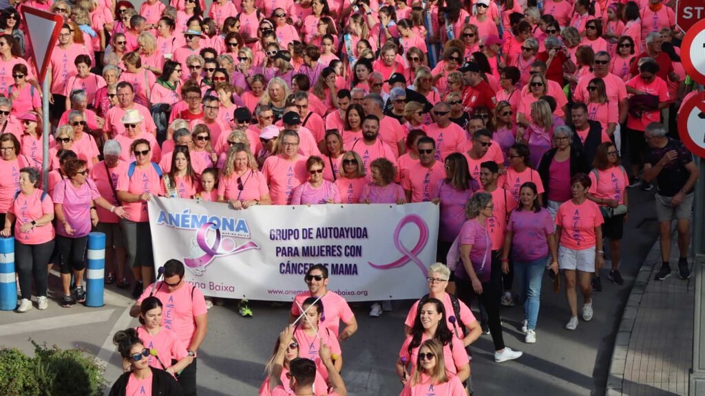 Más de 6.000 personas se unen a la Marcha Solidaria de Anémona en Benidorm para apoyar la lucha contra el cáncer de mama