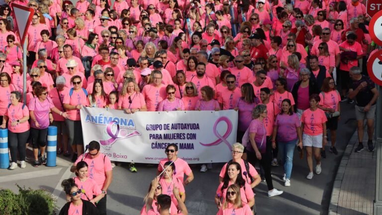 Más de 6.000 personas se unen a la Marcha Solidaria de Anémona en Benidorm para apoyar la lucha contra el cáncer de mama