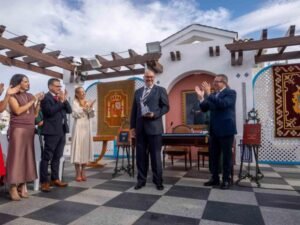 Juan Antonio Espinosa recibe la Distinció Cultural ‘Ciutat de Benidorm’ por su contribución a la música local