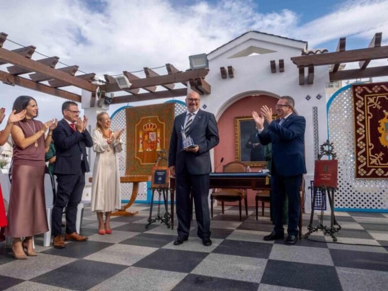 Juan Antonio Espinosa recibe la Distinció Cultural ‘Ciutat de Benidorm’ por su contribución a la música local