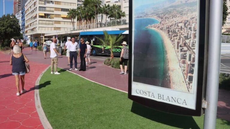 Benidorm Acelera la Restauración Paisajística del Paseo de Poniente con Césped Artificial y Nuevas Plantaciones