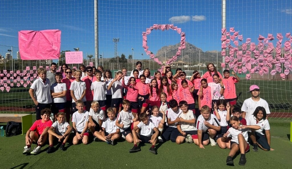 El Colegio Internacional Lope de Vega se une al Día Mundial contra el Cáncer de Mama con un muro de solidaridad