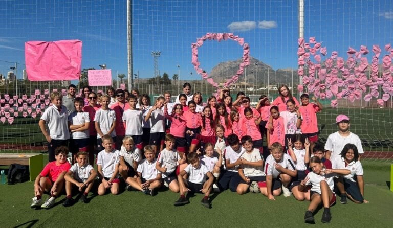 El Colegio Internacional Lope de Vega se une al Día Mundial contra el Cáncer de Mama con un muro de solidaridad