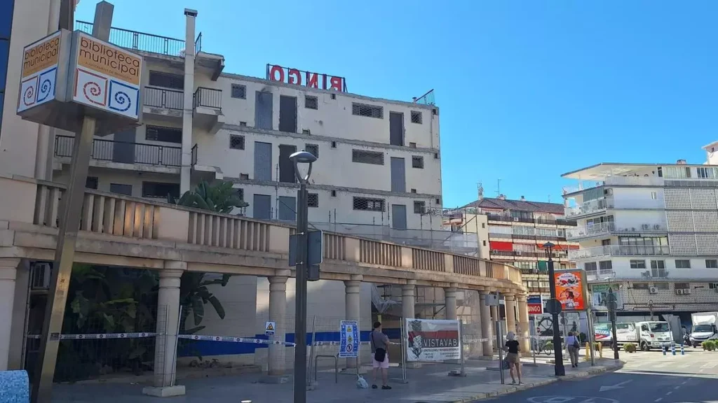 La restauración y reubicación del icónico mural de Manuel Baeza en Benidorm: un proyecto de preservación y modernización urbana