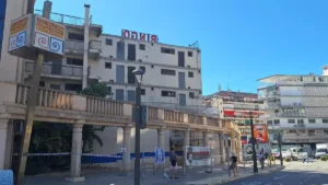 La restauración y reubicación del icónico mural de Manuel Baeza en Benidorm: un proyecto de preservación y modernización urbana