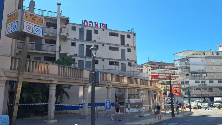 La restauración y reubicación del icónico mural de Manuel Baeza en Benidorm: un proyecto de preservación y modernización urbana