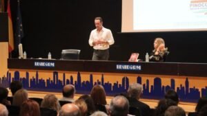 Javier Chicote diserta en Benidorm sobre el periodismo de investigación y los servicios secretos