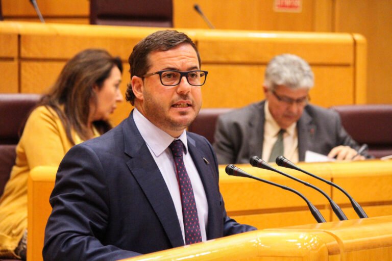 Almodóbar exige al Gobierno una defensa firme del sector pesquero alicantino ante la UE