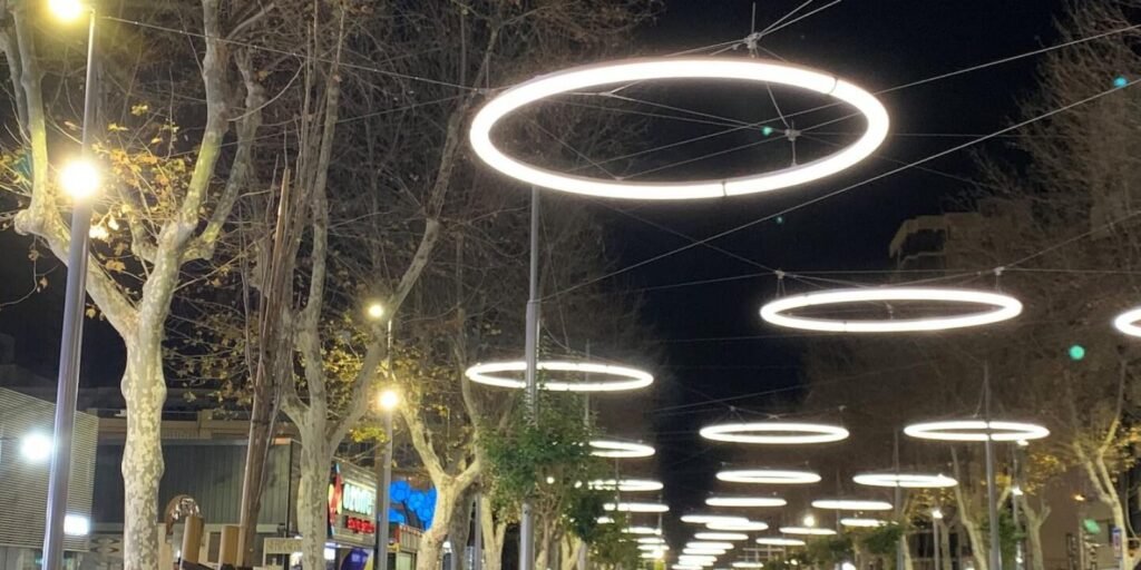 Benidorm Ilumina el Futuro con su Nueva Catenaria Lumínica