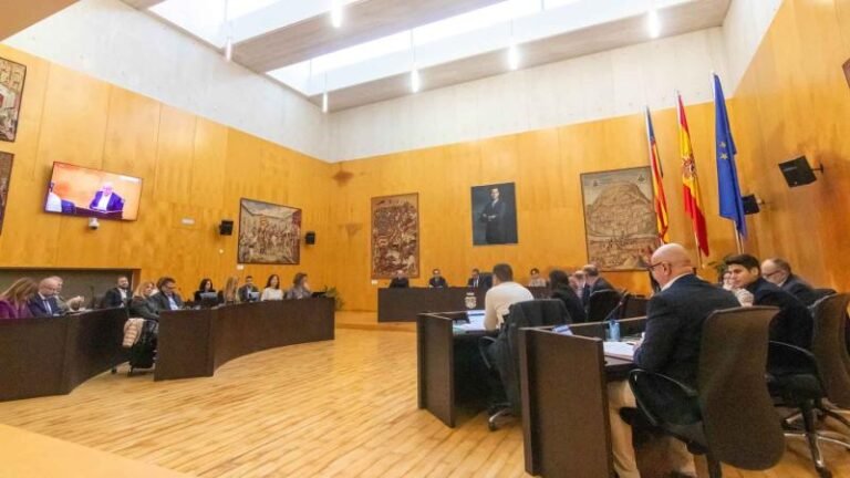 Benidorm amplía contratos y defiende su competitividad turística en el pleno de Diciembre 2024
