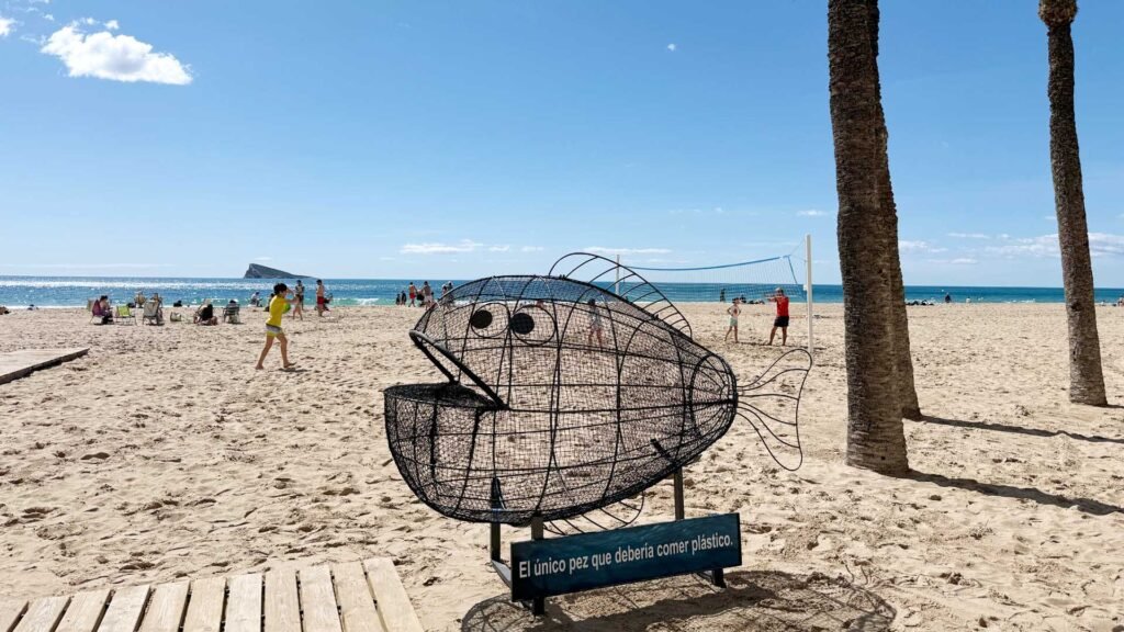 Un Pez Contra el Plástico en la Playa de Poniente