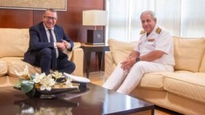 Benidorm recibe al comandante naval de Alicante en una visita institucional al Ayuntamiento