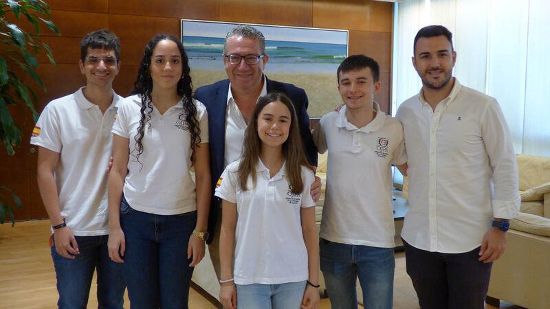Benidorm reconoce a cuatro jóvenes músicos locales tras el triunfo de la OJPA en Viena