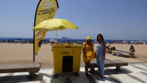 Ecoembes lleva a las playas de Benidorm una campaña para reciclar envases