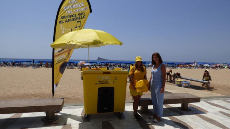 Ecoembes lleva a las playas de Benidorm una campaña para reciclar envases