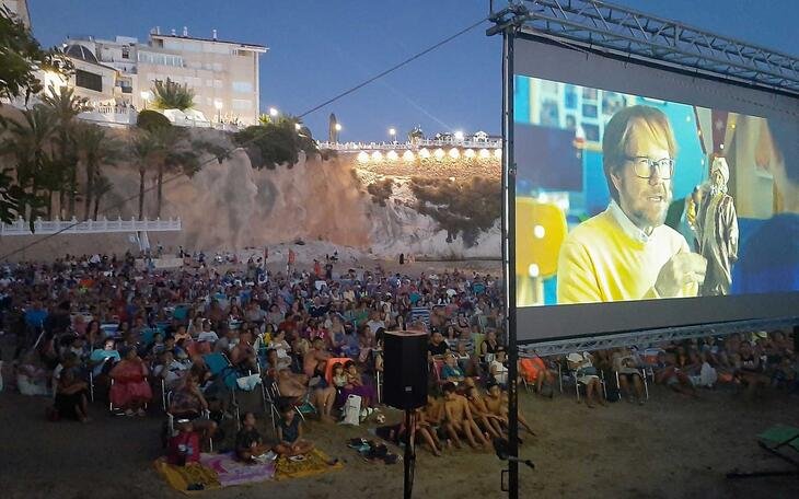 El cine gratuito regresa a la playa del Mal Pas de Benidorm con Elio y CampeoneX