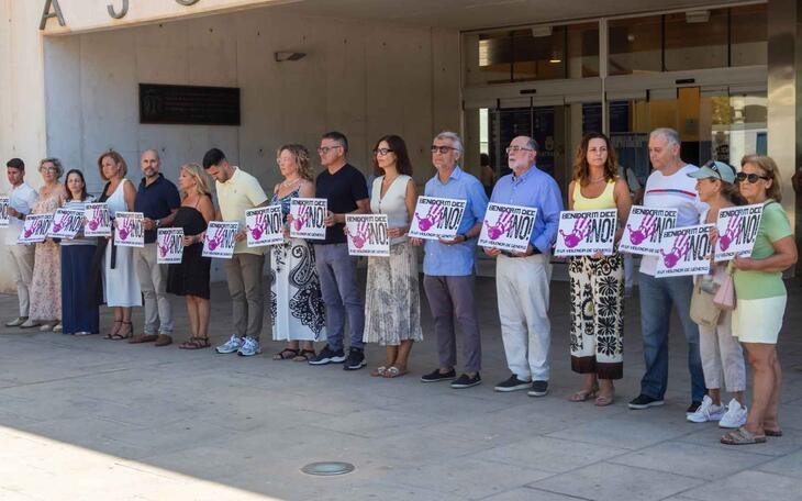 Benidorm condena tres asesinatos machistas y recuerda todos los recursos de ayuda disponibles