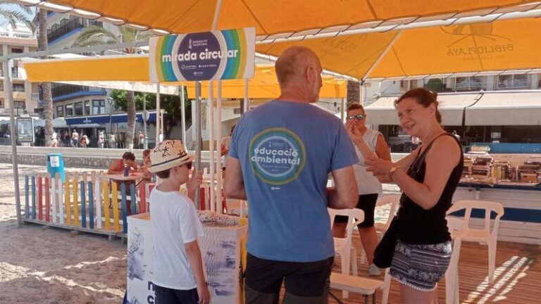 Benidorm acerca el reciclaje a los usuarios de la playa de Poniente con Mirada Circular