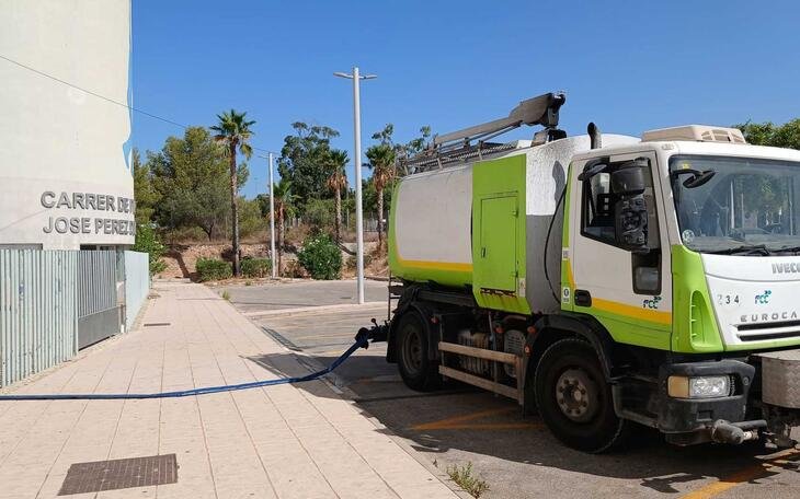Benidorm reutiliza más de 400.000 litros de la piscina del Palau para baldear calles