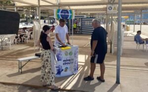 La playa de Levante enseña cómo separar y reciclar residuos con Mirada Circular