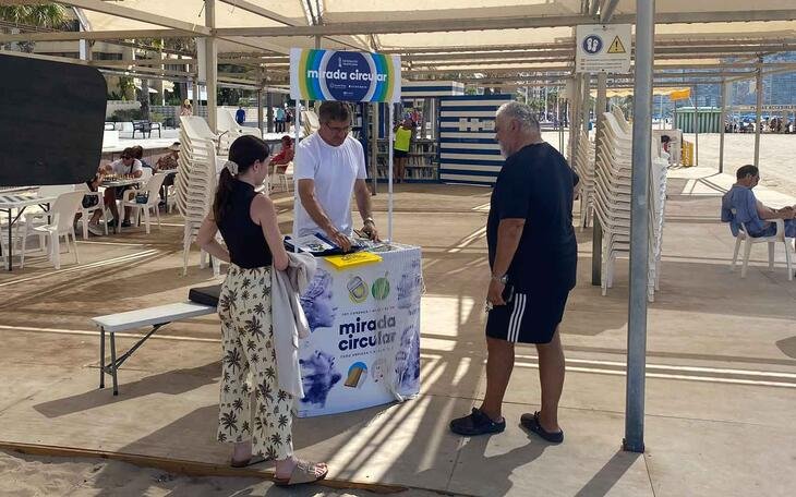 La playa de Levante enseña cómo separar y reciclar residuos con Mirada Circular