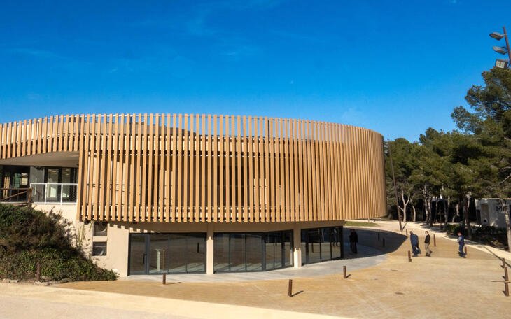 Benidorm impulsa una sala inmersiva sobre el agua en el Parc de la Séquia Mare