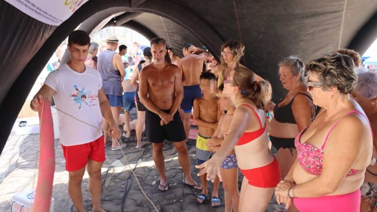 La campaña contra ahogamientos enseña prevención y RCP en la playa de Levante