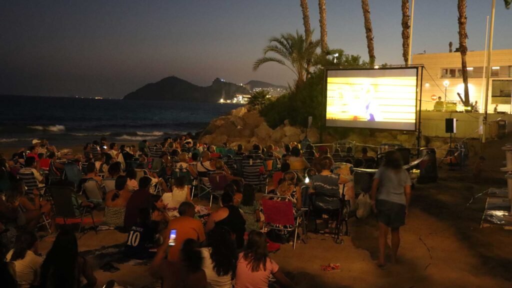 Cientos de personas despiden Cine en la playa con ‘CampeoneX’ en Mal Pas