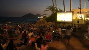 Cientos de personas despiden Cine en la playa con ‘CampeoneX’ en Mal Pas