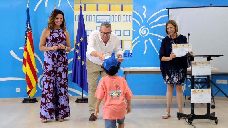 Benidorm reconoce a 64 escolares tras completar el apoyo educativo de verano