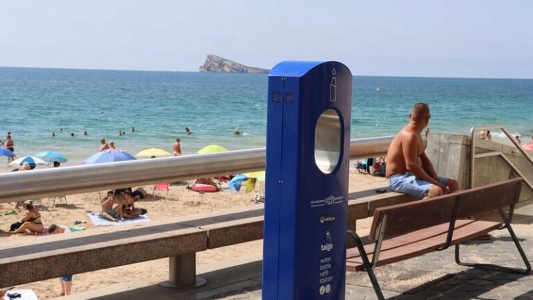 Benidorm instala una nueva fuente de agua fría en la playa de Levante